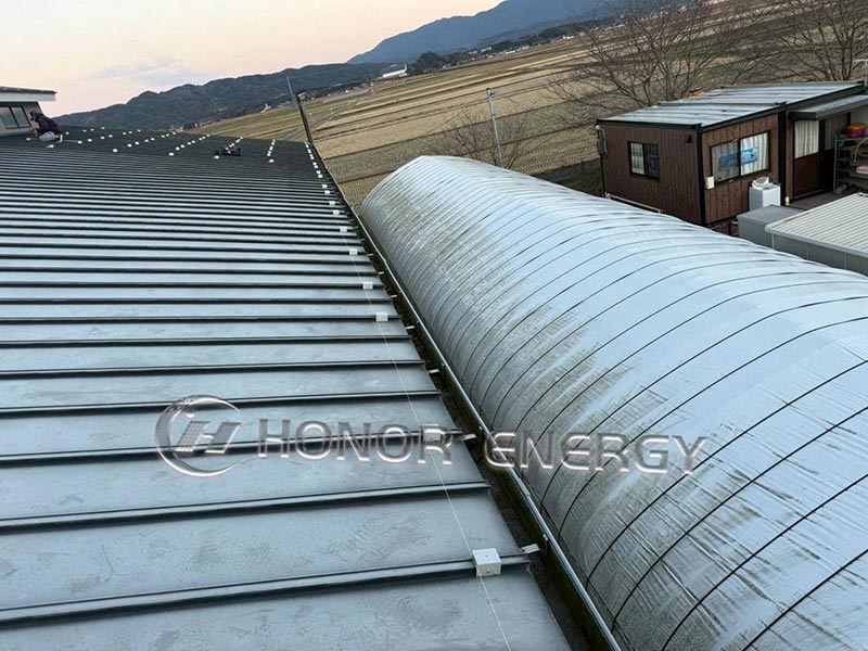 स्ट्यान्डिङ सीम मेटल रूफ क्ल्याम्प स्थापना गरी तयार छ